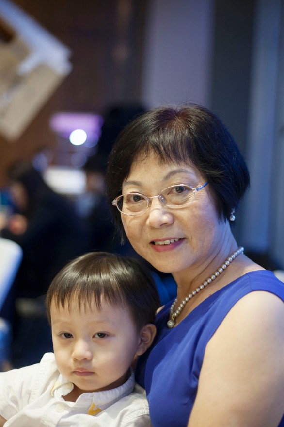 陳惠芳 and unamused grandchild